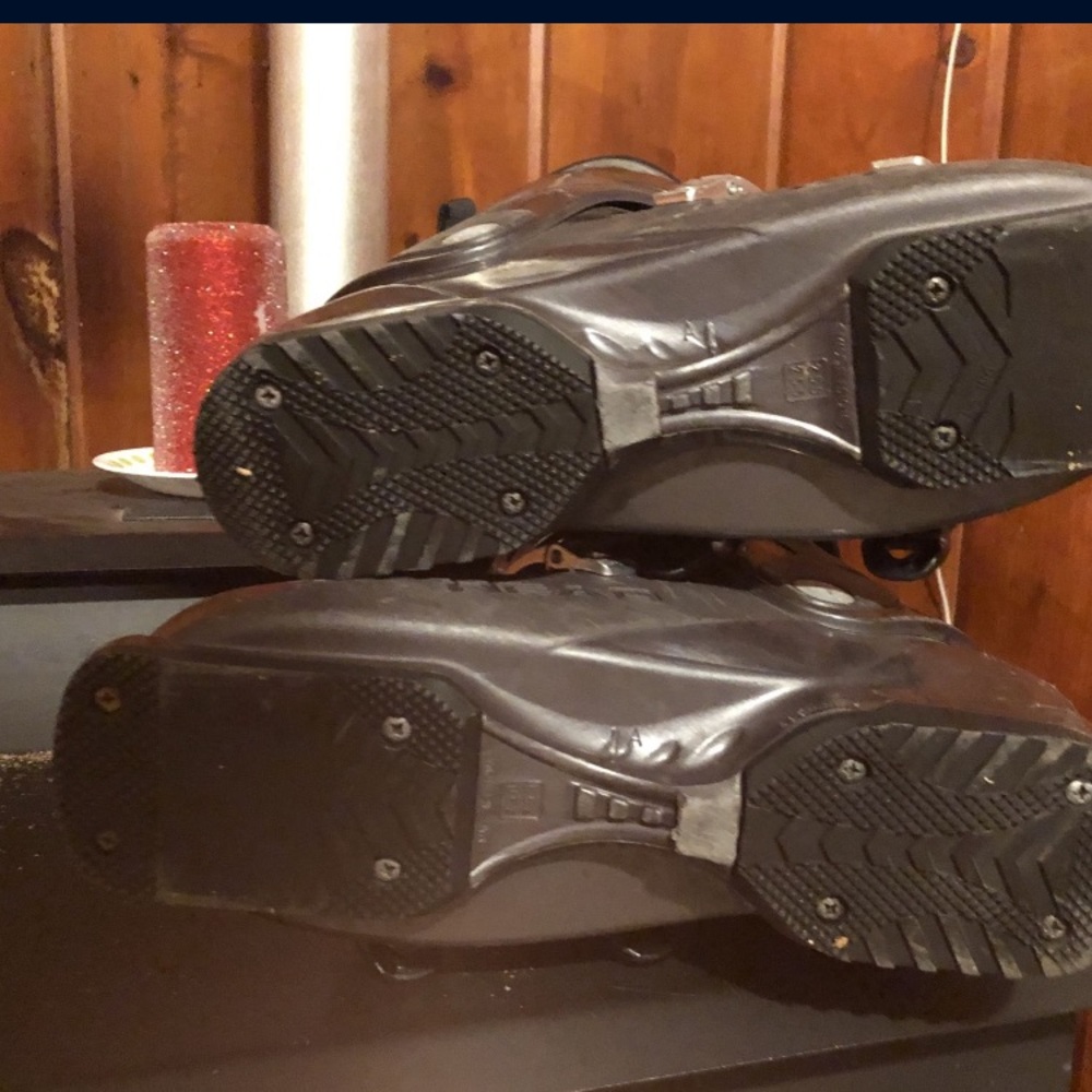 Ski boots (size25.5 (7.5) male are female. Incredible quality boots